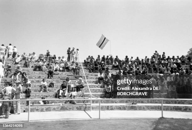 Spectateurs blancs et noirs séparés durant l'Apartheid dans un stade de Johannesburg le 17 octobre 1976