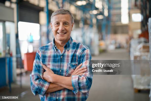 gerente masculino en almacén - un solo hombre mayor camisa fotografías e imágenes de stock