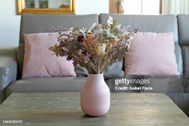 close-up of dry flowers bouquet in jar at living room - dry vegetables stock-fotos und bilder