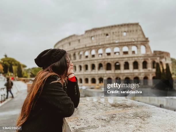 girl in front of colosseum in rome - stadt personen rom herbst stock-fotos und bilder