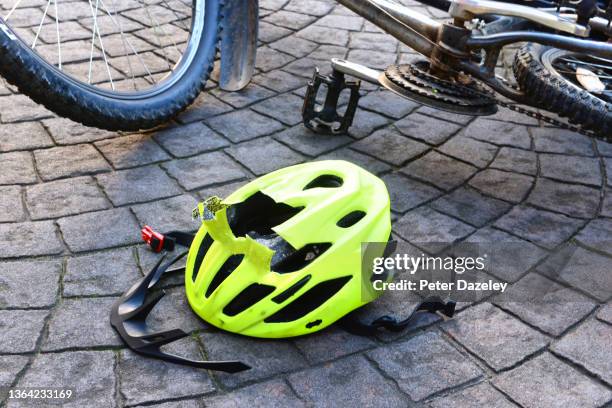 crashed bike, with damaged bike helmet - verpletterd stockfoto's en -beelden