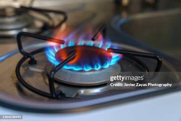 gas stove flame - fornuis stockfoto's en -beelden