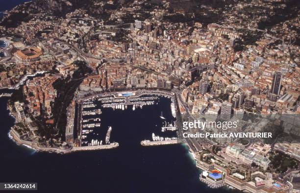 Vue aérienne du port de plaisance de la principauté de Monaco, le 04 juin 1989.