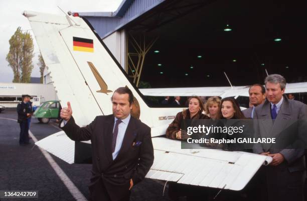 écrivain et homme d'affaires, Paul Loup Sulitzer devant l'avion de Mathias Rust, le