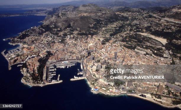 Vue aérienne du port de plaisance de la principauté de Monaco, le 04 juin 1989.