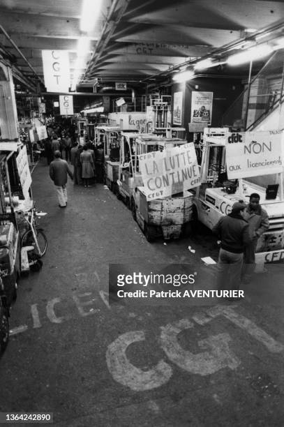 Occupation de l'usine 'Talbot' de Poissy lors d'une grève des ouvriers contre une vague de licenciement, le 19 décembre 1983, dans les Yvelines,...
