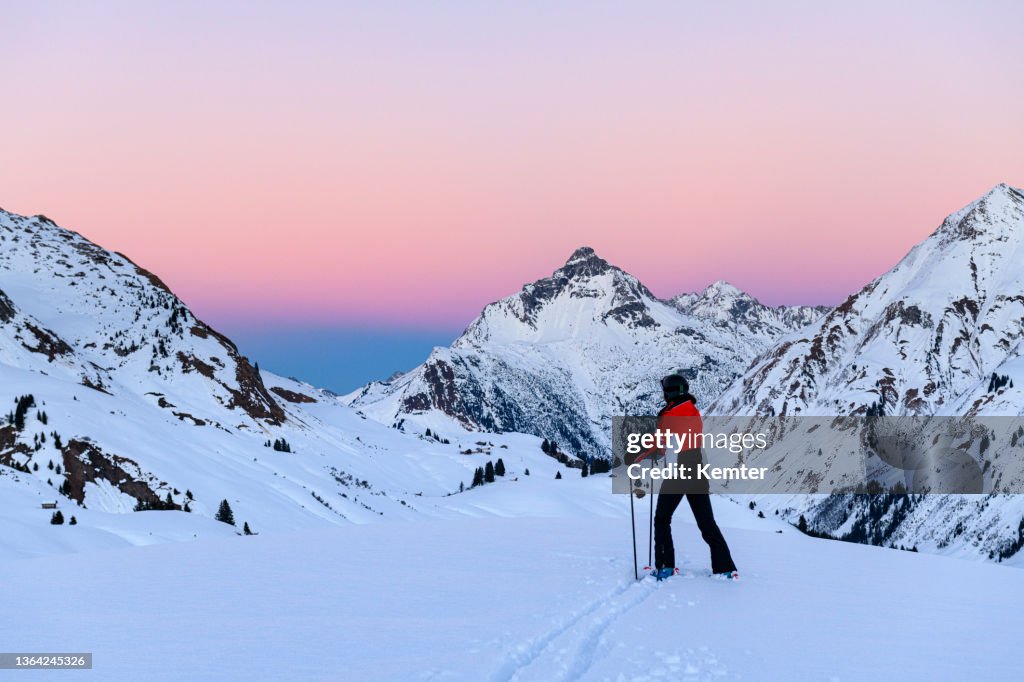 Skifahrer im Skigebiet Lech nach Sonnenuntergang