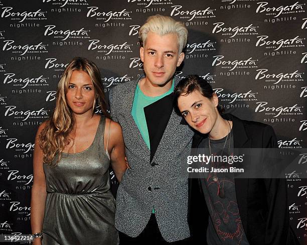 Usa Sam Ronson Photos and Premium High Res Pictures - Getty Images