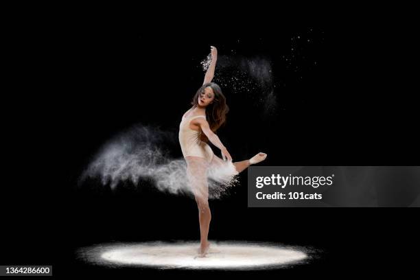 bailando con polvo sobre negro - powder throw fotografías e imágenes de stock