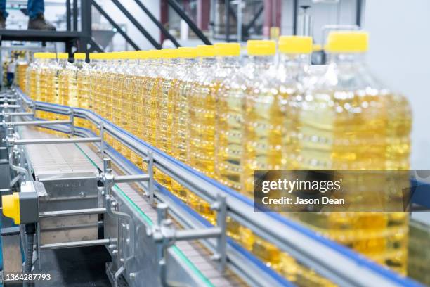 production of vegetable oil - huile de table photos et images de collection