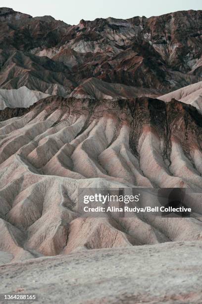 badlands at zabriskie point - badlands foto e immagini stock