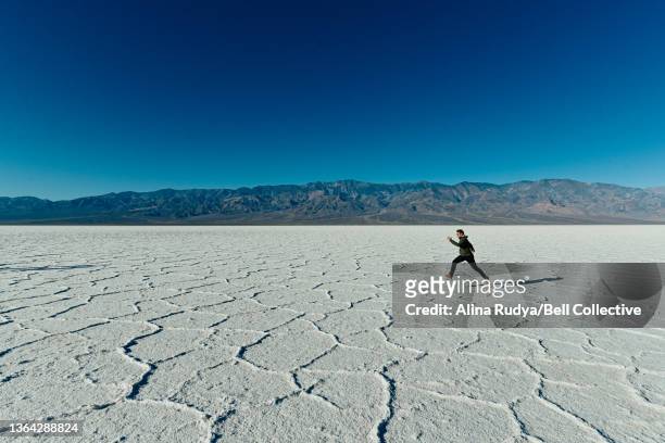 man running on a salt flat - deserto de mojave - fotografias e filmes do acervo