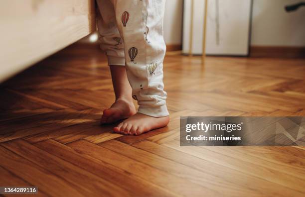 close up shot of child's legs on the wooden floor - descalço imagens e fotografias de stock