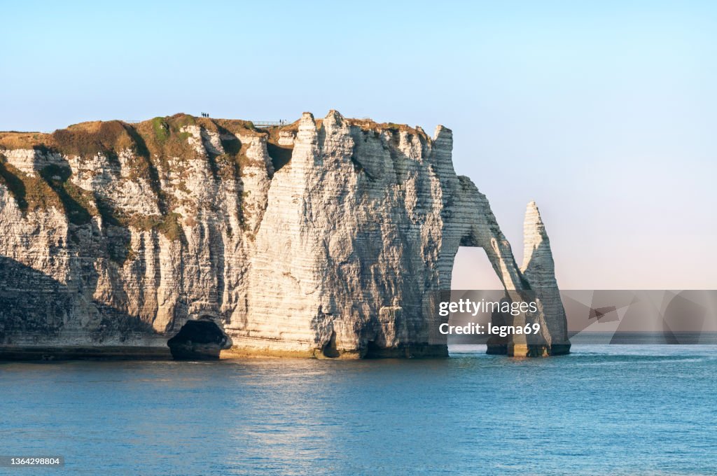 Vue sur la plage rocheuse et les falaises calcaires sur la côte d’albâtre de Normandie à Etretat