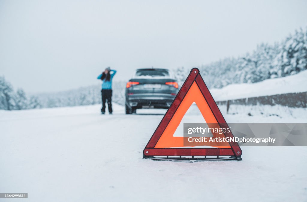 Frau ruft um Hilfe für Autopanne
