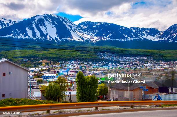 ushuaia, tierra del fuego, argentina ("el fin del mundo"). vista panorámica de la ciudad, sus casas y las montañas nevadas. - montañas nevadas stock pictures, royalty-free photos & images