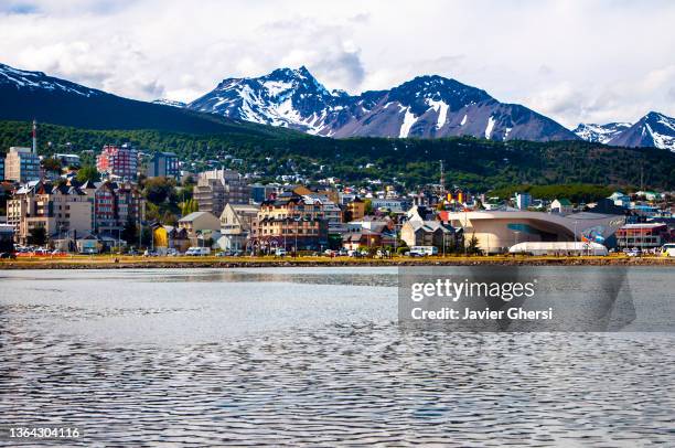 ushuaia, tierra del fuego, argentina ("el fin del mundo"). vista panorámica de la ciudad, sus casas y las montañas nevadas. - montañas nevadas stock pictures, royalty-free photos & images