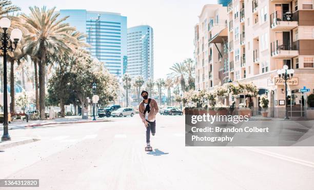 covid skateboarder - san diego street stockfoto's en -beelden