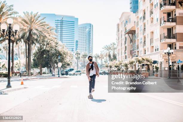 covid skateboarder - san diego street stockfoto's en -beelden