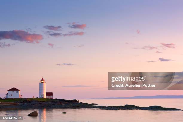 île verte, coucher de soleil sur le phare de l'île verte. - río de st lawrence fotografías e imágenes de stock