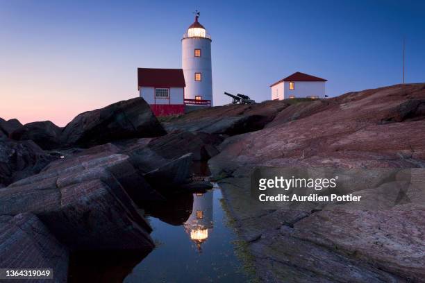 phare de l'île-verte, reflet au crépuscule - quebec landscape stock pictures, royalty-free photos & images