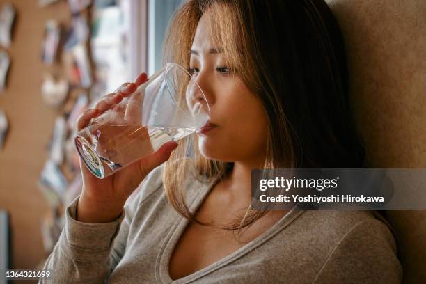 gen z pregnant women drinking water - thirsty fotografías e imágenes de stock