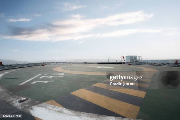 a helipad on the roof of a skyscraper - helipad stock pictures, royalty-free photos & images