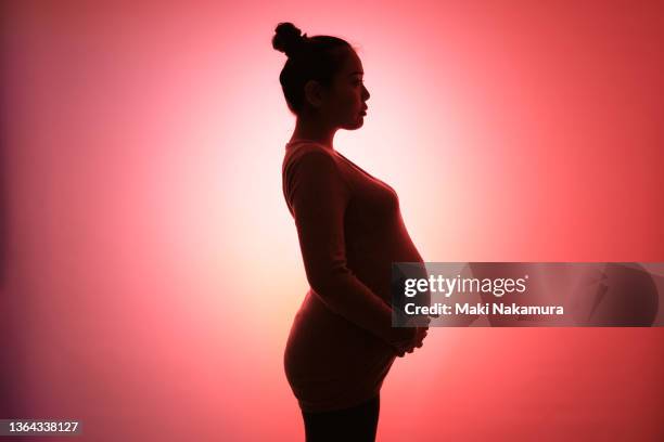 portrait of a pregnant woman who is about to give birth. - pregnant belly stock-fotos und bilder