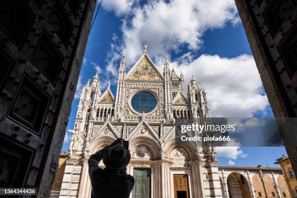 traveling in tuscany: the duomo di siena - kathedraal van siena stockfoto's en -beelden