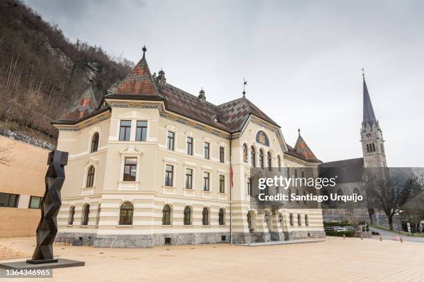 government building and st. florin cathedral in vaduz - 瓦杜茲 個照片及圖片檔