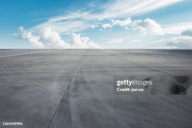 a spacious and bright airstrip - aerodrome photos et images de collection