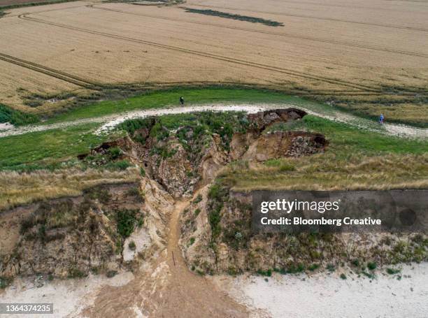 coastal erosion - deslizamiento de tierras fotografías e imágenes de stock