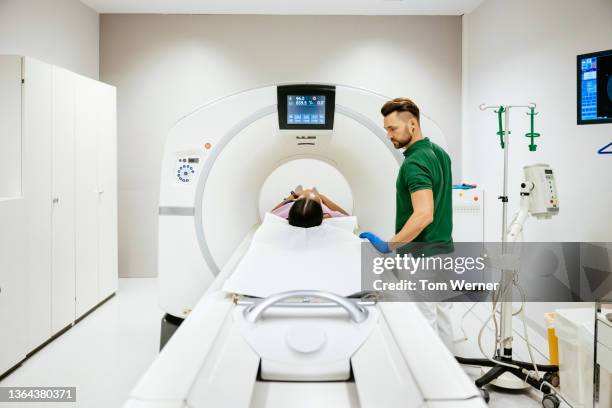 frontal view of mechanical bed attached to ct scanner orifice - cat scan 個照片及圖片檔