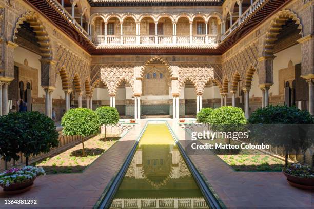 courtyard of the maidens in the alcazar of seville, andalusia, spain - seville stockfoto's en -beelden