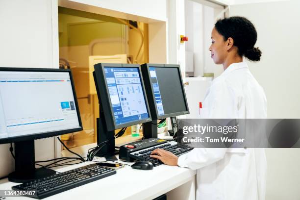 doctor using computer in radiology department - outil de diagnostic médical photos et images de collection