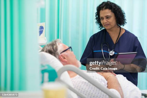 Doctor Roundsing Patient Rounds Photos and Premium High Res Pictures - Getty Images