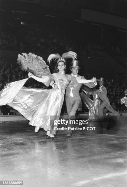 Couple de patineurs dans la revue 'Holiday on Ice' au Palais des Sports de Paris le 22 février 1974