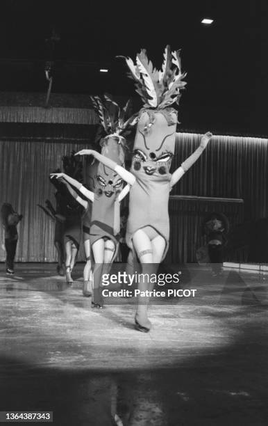 Patineuses en costumes dans la revue 'Holiday on Ice' au Palais des Sports de Paris le 22 février 1974