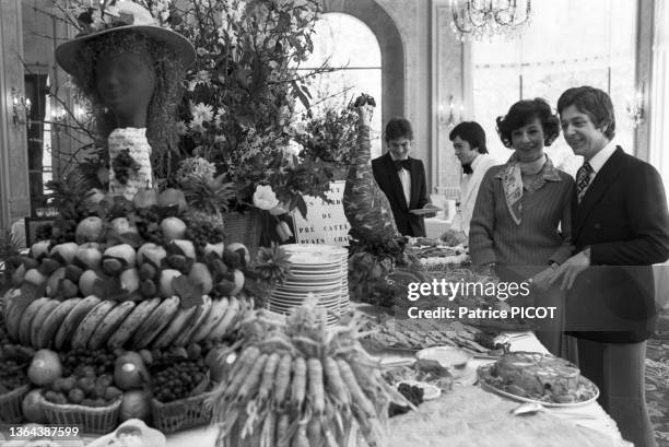 Denise Fabre et son fiancé Francis Vandenhende devant le buffet de leur mariage le 10 avril 1978