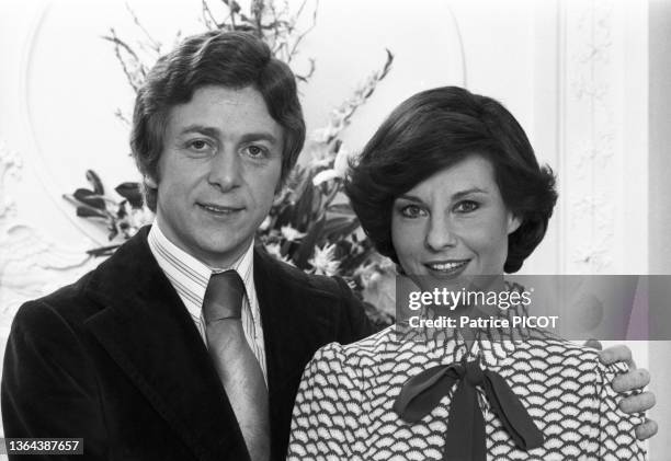 Denise Fabre, présentatrice de télévision, en compagnie de son fiancé Francis Vandenhende à Paris le 29 mars 1978