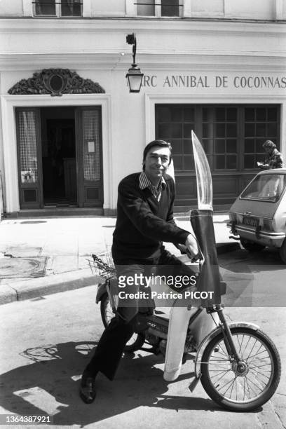 Le chef cuisinier Claude Terrail à mobylette devant son restaurant 'Marc-Annibal de Coconnas' à Paris le 25 avril 1978