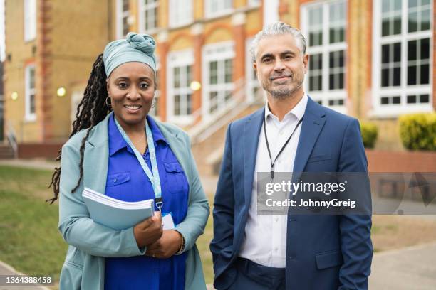 outdoor portrait of education professionals on campus - schoolbegeleider stockfoto's en -beelden