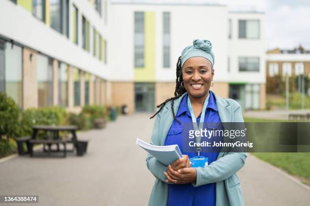 retrato de una educadora negra segura en el campus - cordel acreditativo fotografías e imágenes de stock