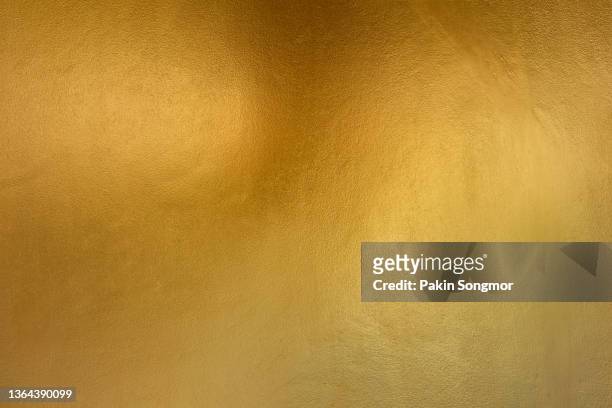 gold color with old grunge wall concrete texture as background. - irregular texturizado imagens e fotografias de stock