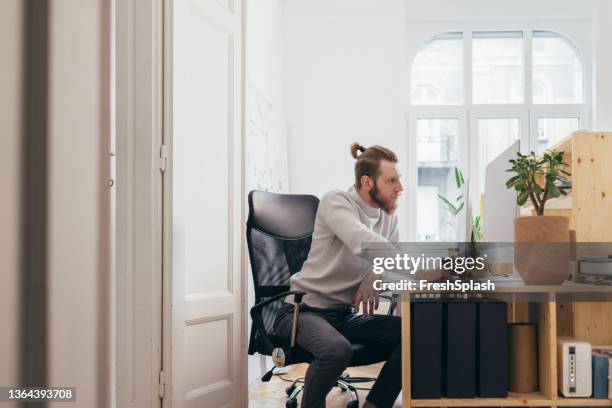 Scrolling Computer Screen Photos and Premium High Res Pictures - Getty ...