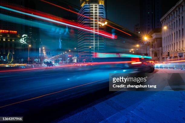 busy traffic after snow. - movimiento velocidad vida en la ciudad rastros de luz fotografías e imágenes de stock