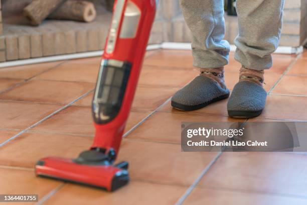 woman vacuuming her house - aspirador stockfoto's en -beelden