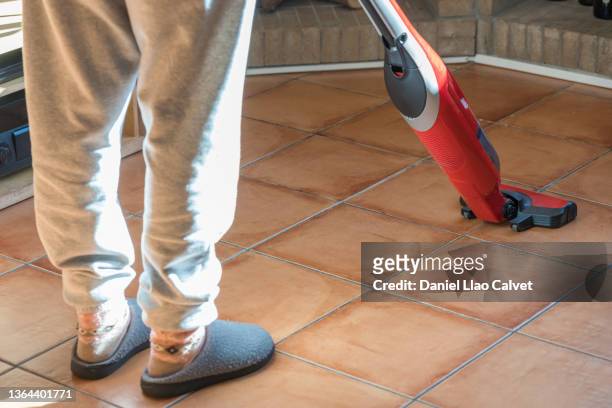 woman vacuuming her house - aspirador stockfoto's en -beelden