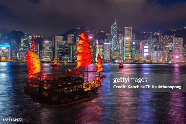 hongkong night cityscape beside the river - hongkong stockfoto's en -beelden