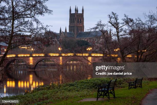 park benches, worcester bridge, worcester cathedral, worcester, worcestershire, england - worcester england stock pictures, royalty-free photos & images